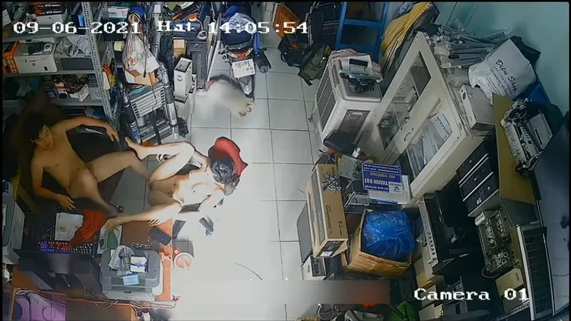 Vợ yêu người chồng địt nhau trong của hàng máy tính