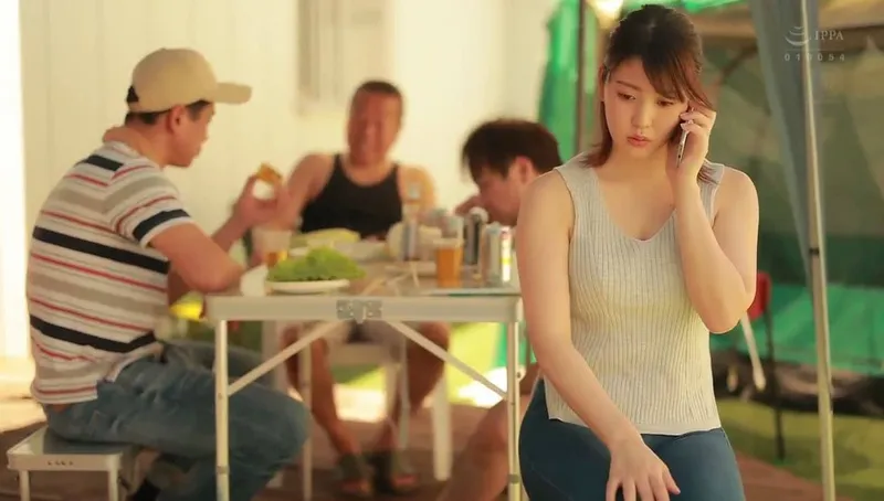 Anh xã khờ để vợ yêu tham gia sự kiện cắm trại với mấy gã cạnh bên nhà và cái kết